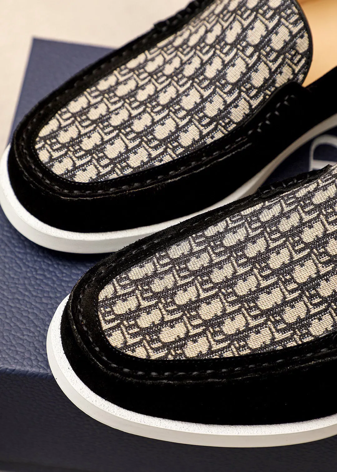 Men's shoes 💰460 💐 Product trademark: Dior "Dior" casual leather shoes Regular size: 38-44 (45.46.47🉑️Customized) Product materials: Selected Italian imported first-layer calfskin upper, imported water-dyed 🐂 cowhide lining. Strong three-dimensional visual effect, rubber outsole Color: 3⃣️colors available